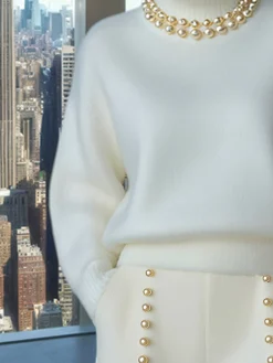Casual Plain Turtleneck Loosen Sweater With White Pearl Choker