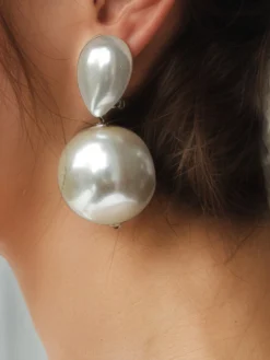 exquisite and elegant pearl earrings